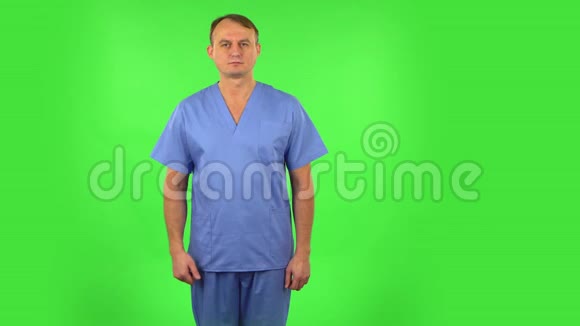 不高兴的医务人员竖起大拇指绿色屏幕视频的预览图