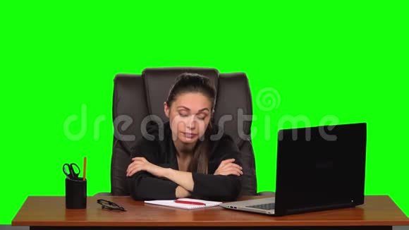 疲惫的商务小姐把头放在桌子上重重地叹了口气绿色屏幕工作室慢动作视频的预览图