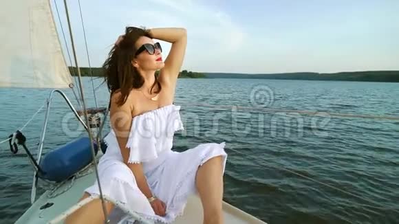 快乐的女航海家在帆船上吹着头发视频的预览图