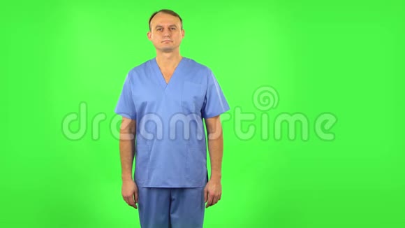 医务人员白日梦和微笑抬头绿色屏幕视频的预览图