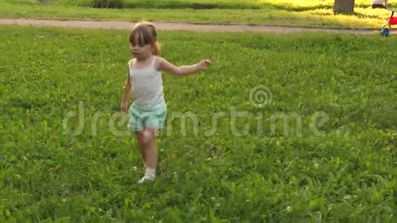 幼稚幸福的概念夏天快乐的孩子在草地上奔跑在绿草上奔跑活泼开朗的小女孩视频的预览图