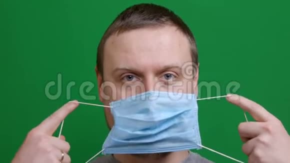 特写镜头人戴上防护医疗面罩在疫情病毒的恐慌中COVID冠状病毒的危险视频的预览图