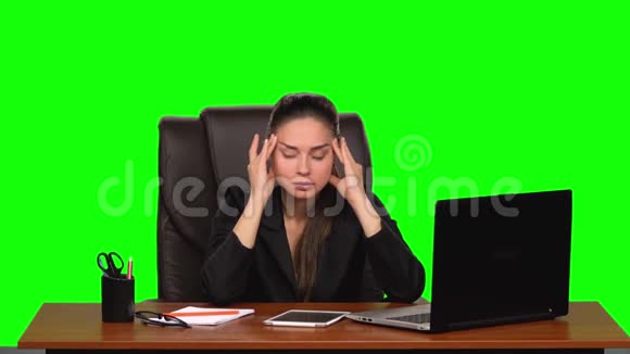 在一个辛苦的工作日之后职场上的商务女性感到很累绿色屏幕工作室慢动作视频的预览图