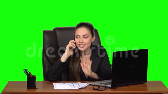 女孩在笔记本电脑上工作然后用手机接电话非常生气绿色屏幕慢动作视频的预览图