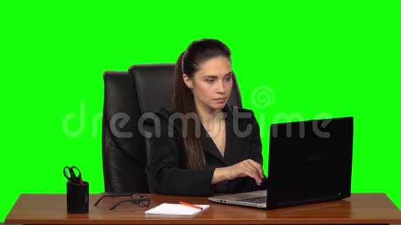 女商人热衷于在笔记本电脑后面工作当她看到结果时她会非常沮丧绿色屏幕慢慢视频的预览图