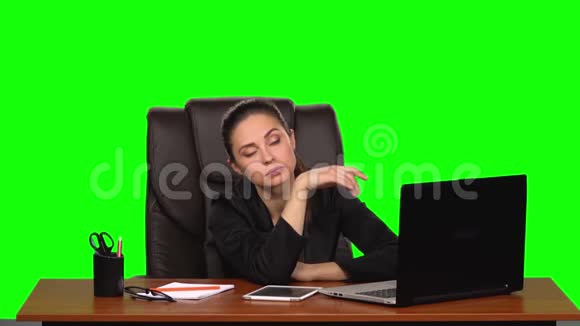 在一个辛苦的工作日之后职场上的商务女性感到很累绿色屏幕工作室慢动作视频的预览图