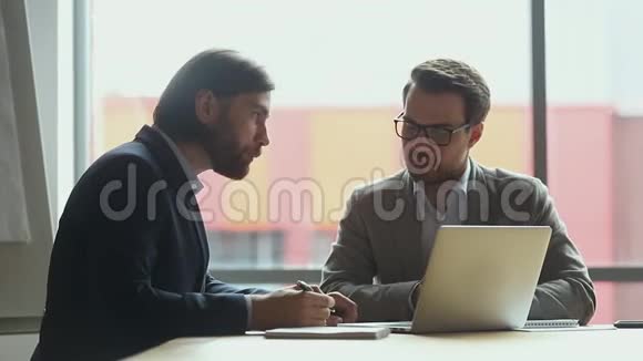两位快乐成功的商人讨论公司发展战略视频的预览图