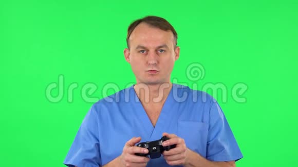 医务人员使用无线控制器玩电子游戏并输了绿色屏幕视频的预览图