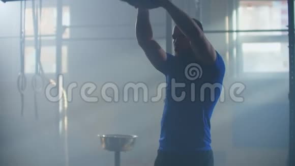 慢动作人在健身房用水壶铃做运动健身运动员男性训练肌肉健美运动员使用视频的预览图