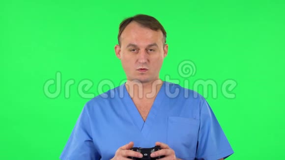 医务人员使用无线控制器玩电子游戏并为胜利感到高兴绿色屏幕视频的预览图