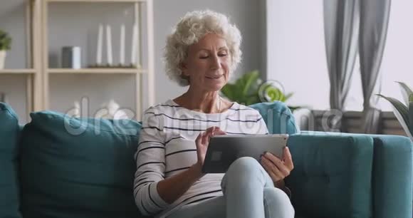 快乐的年长的养老金领取者在网上学习或购物使用平板电脑视频的预览图