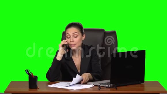 女孩和她的下属之间愤怒的电话交谈她手里拿着文件绿色屏幕慢慢视频的预览图