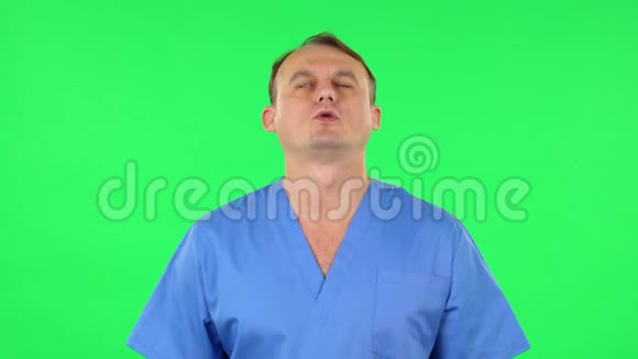 医务人员用手冷却自己患有高温天气绿色屏幕视频的预览图
