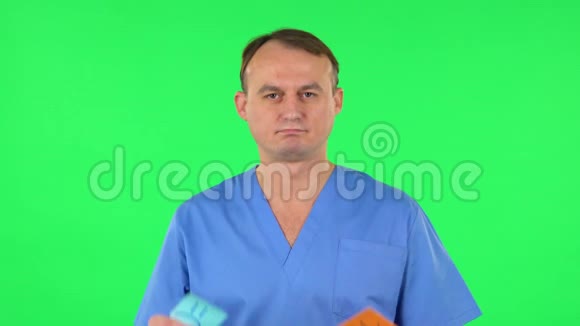 医务人员拿着纸棒表达糟糕的情绪然后采取另一种表达良好的情绪绿色屏幕视频的预览图