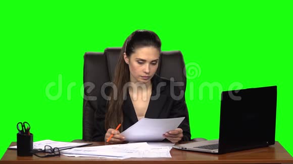 穿着的女人读文件把写的东西划掉把皱巴巴的纸从桌子上扔出去绿色屏幕视频的预览图
