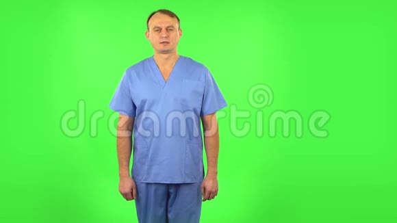 医务人员心烦意乱叹息绿色屏幕视频的预览图