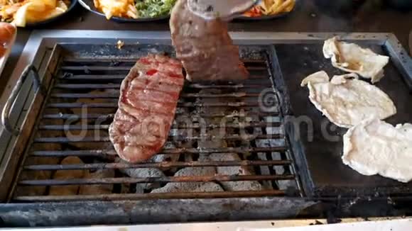 餐厅烧烤牛肉和猪肉视频的预览图