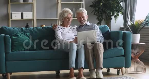 幸福的大家庭夫妇使用电脑网上购物视频的预览图