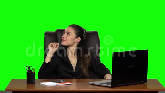 职场商务女性梦中有事笑得开心绿色屏幕工作室慢动作视频的预览图