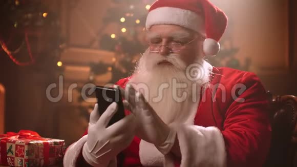 圣诞老人使用智能手机和互联网应用程序视频的预览图