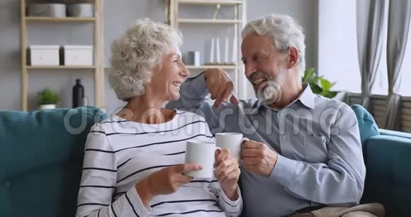 深情成熟的夫妇享受谈话捧着一杯热茶视频的预览图
