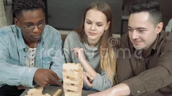 一群跨国朋友在客厅家里玩积木游戏视频的预览图