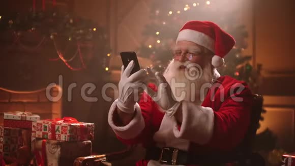 圣诞老人使用智能手机并在社交网络上直播视频的预览图