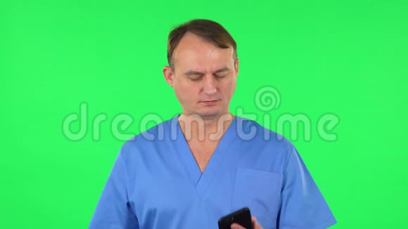 医务人员为手机说话而高兴绿色屏幕视频的预览图