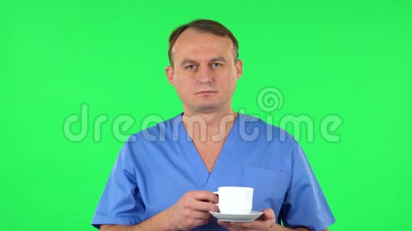 医务人员喝不可口的咖啡感到厌恶绿色屏幕视频的预览图