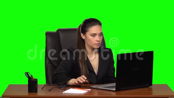 穿着衣服的女性热情地在笔记本电脑后面工作非常生气绿色屏幕慢动作视频的预览图