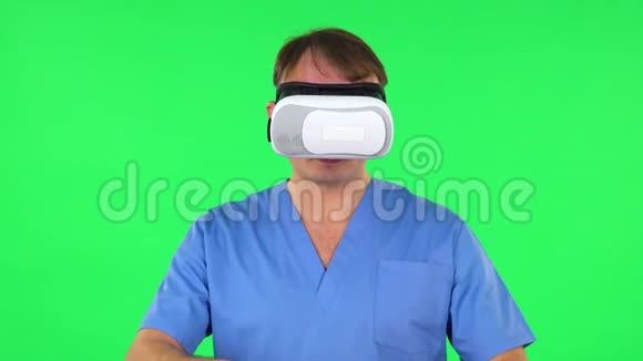 外科医生用3D眼镜进行虚拟操作绿色屏幕视频的预览图