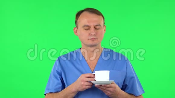医生在绿色屏幕上享受咖啡视频的预览图