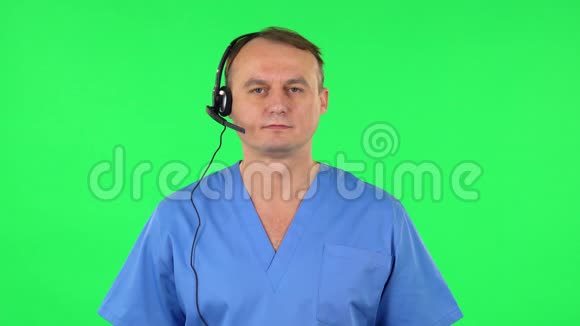 医务人员在支援处用耳机说话绿色屏幕视频的预览图