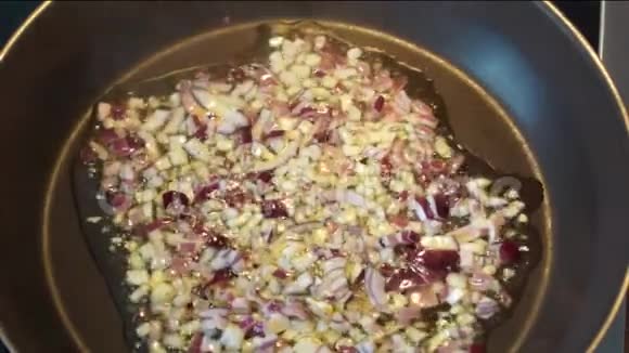 洋葱和肉在平底锅里煎视频的预览图