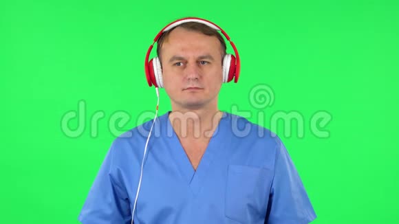 医务人员戴着红色大耳机跳舞唱歌绿色屏幕视频的预览图