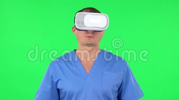 带虚拟现实耳机或3D眼镜的医生绿色屏幕视频的预览图