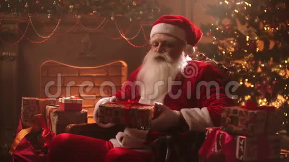 圣诞老人在圣诞节前检查礼物清点礼物视频的预览图