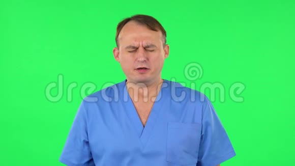 医生得了感冒喉咙痛头也痛在工作室的绿色屏幕上咳嗽绿色屏幕视频的预览图