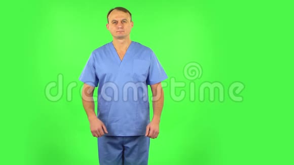 医务人员不满地拍了拍手绿色屏幕视频的预览图