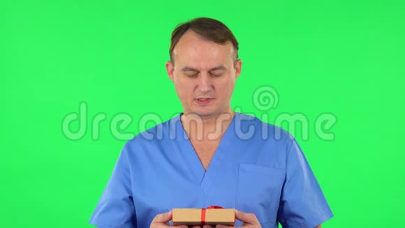 医务人员送礼物绿色屏幕视频的预览图
