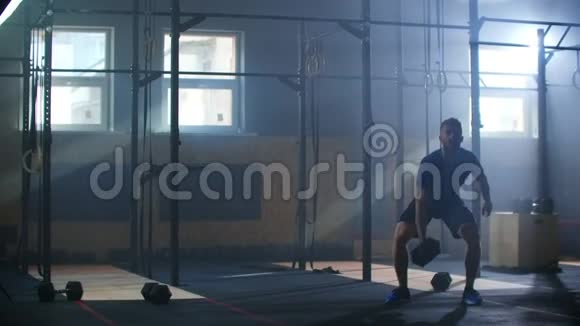健身男子在健身房进行功能训练时做哑铃抓举运动慢动作视频的预览图