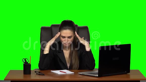 漂亮的女人坐在工作场所拿着笔记本和铅笔努力思考烦躁地叹息滚动她的眼睛绿色视频的预览图