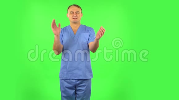 医务人员高兴地拍手绿色屏幕视频的预览图