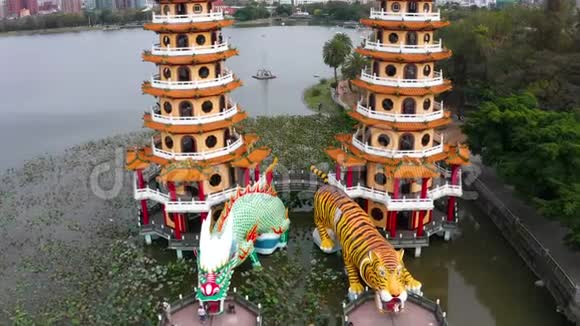 鸟瞰莲花池和龙虎塔高雄台湾亚洲视频的预览图