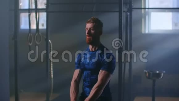 慢动作人在健身房用水壶铃做运动健身运动员男性训练肌肉健美运动员使用视频的预览图