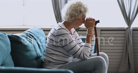 沮丧的中年妇女依靠手杖视频的预览图