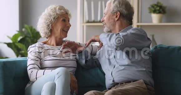 微笑的中年老女人听着情感成熟的丈夫视频的预览图