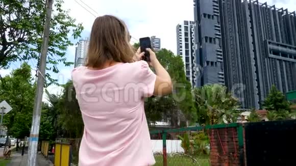 未识别的女性使用智能手机拍照视频的预览图
