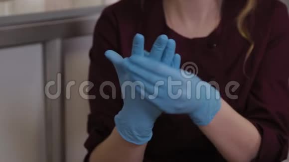 专业美容师的女人把橡胶手套放在手上视频的预览图