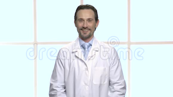 微笑的医生或科学家给OK标志视频的预览图